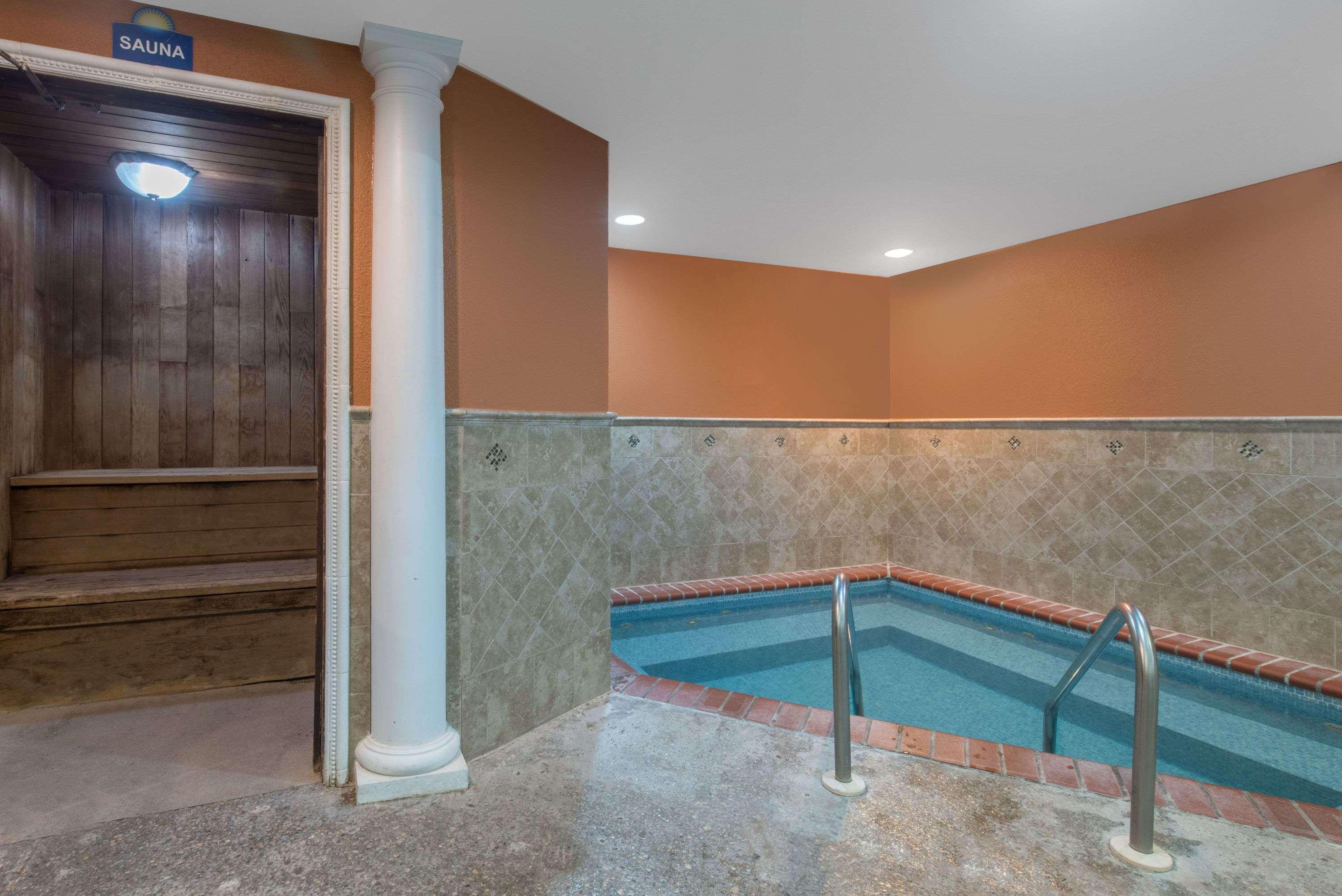 Days Inn By Wyndham Minot Εξωτερικό φωτογραφία
