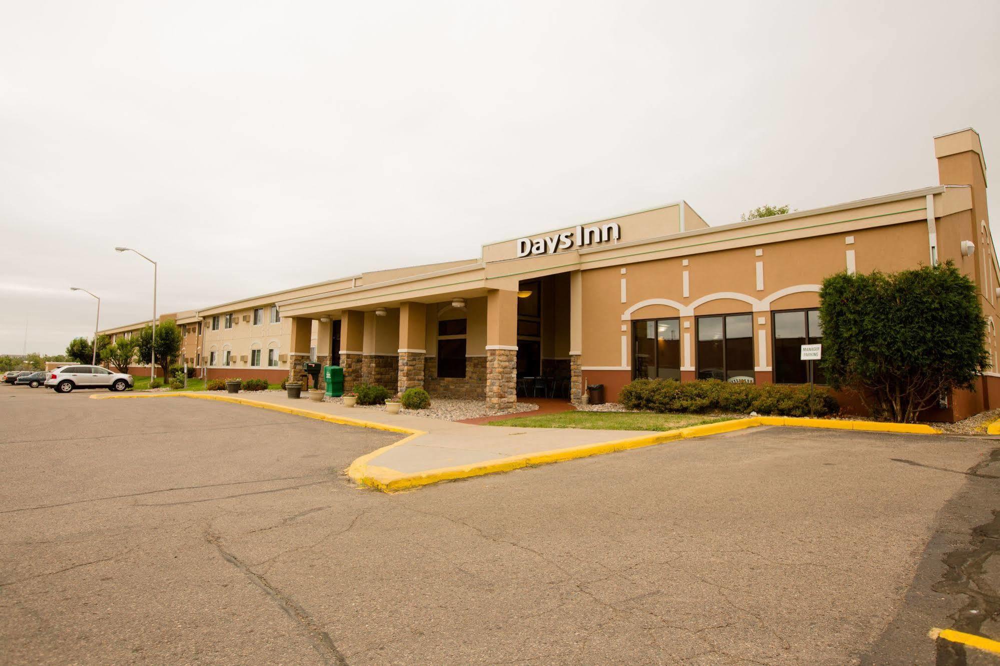 Days Inn By Wyndham Minot Εξωτερικό φωτογραφία